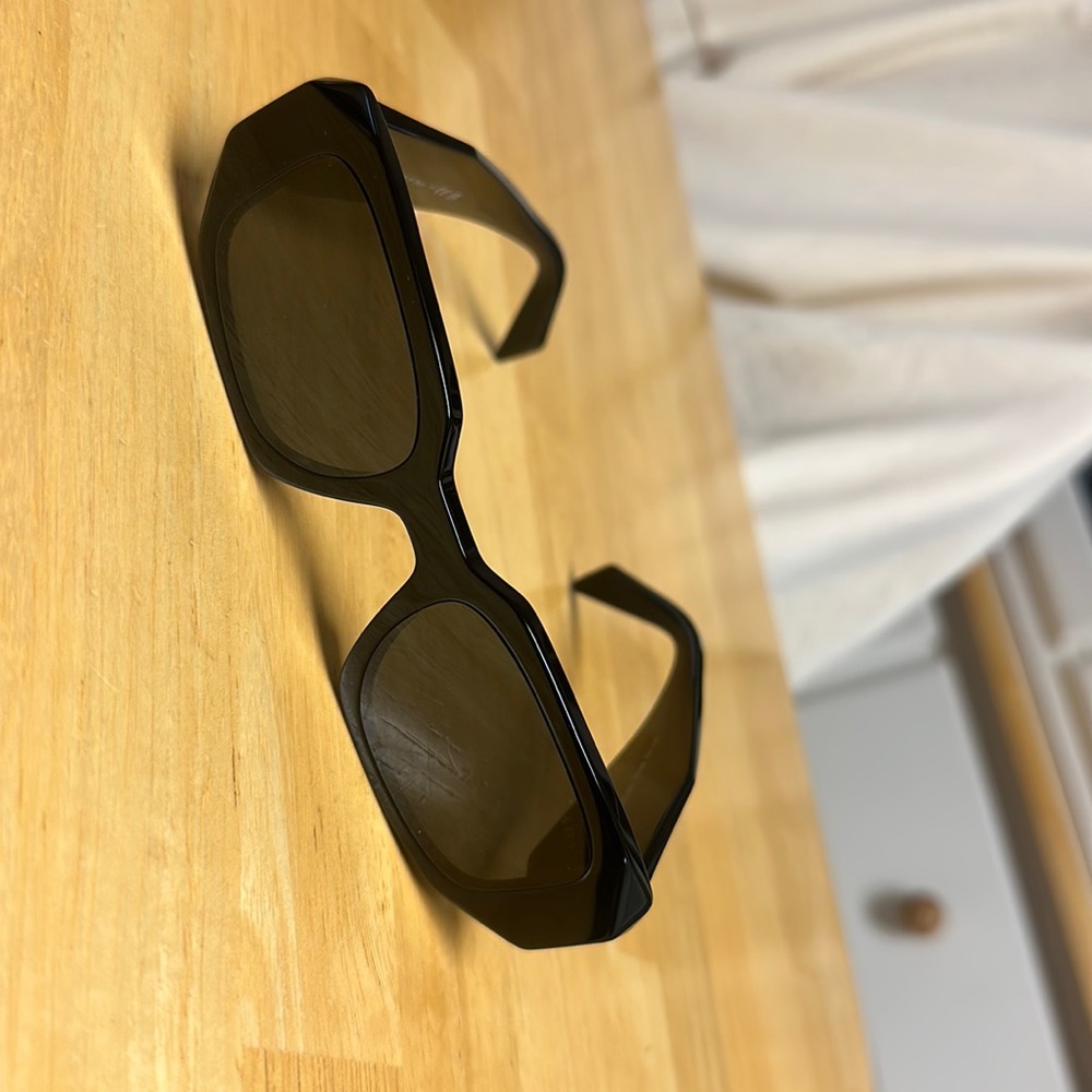 Prada woman’s sunglasses